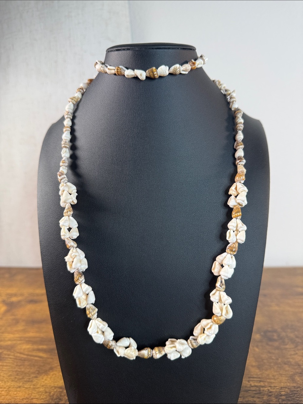 Handcrafted Hawaiian 🌺 White and Gold Shell Necklace Set